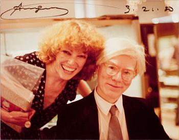 FOTOGRAFI FÖRESTÄLLANDE ANDY WARHOL, okänd fotograf, C-print, signerad och daterad 3:e februari, 1980.