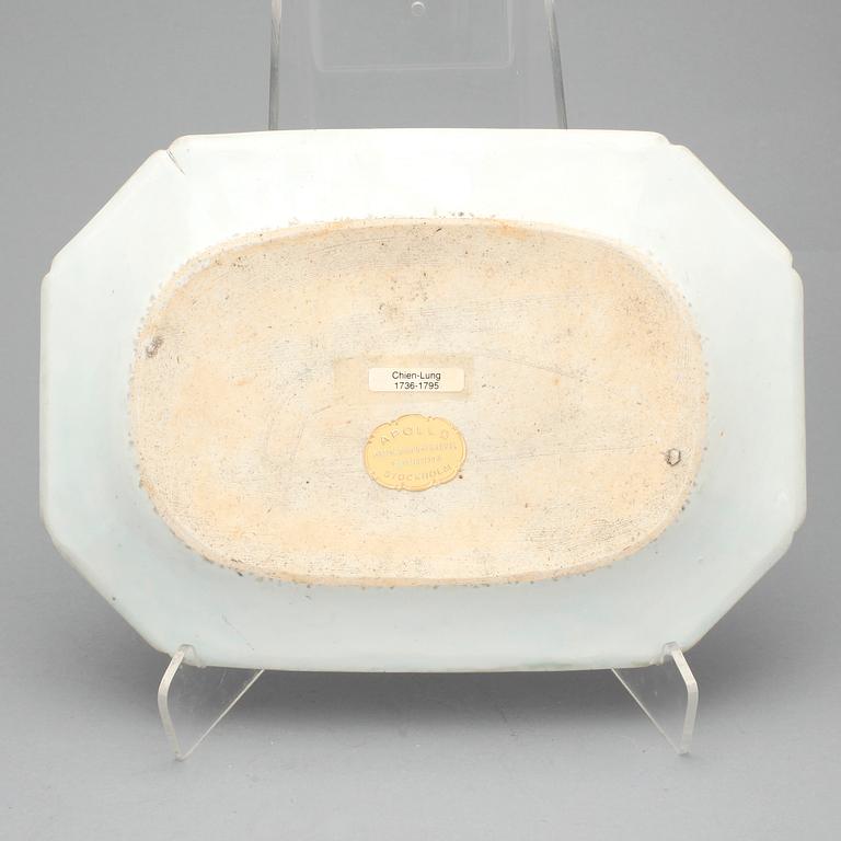 STEKFAT, porslin, Kina, Qing dynastin Qianlong, (1735-1796).