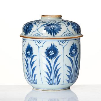 A blue and white jar with cover, Qing dynasty, Kangxi (1662-1722).