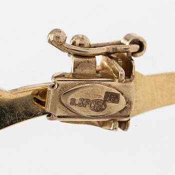 A 14K gold necklace and bracelet.