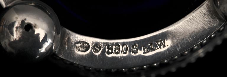 SALTKAR, ett par. Gustaviansk stil + skedar. Silver och glas, 1900-tal. Tot vikt exkl glas c:a 30 g.