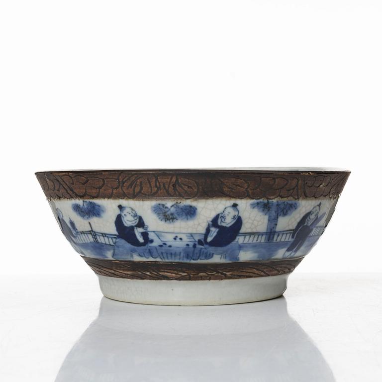A Chinese porcelain vase and a bowl, around 1900.
