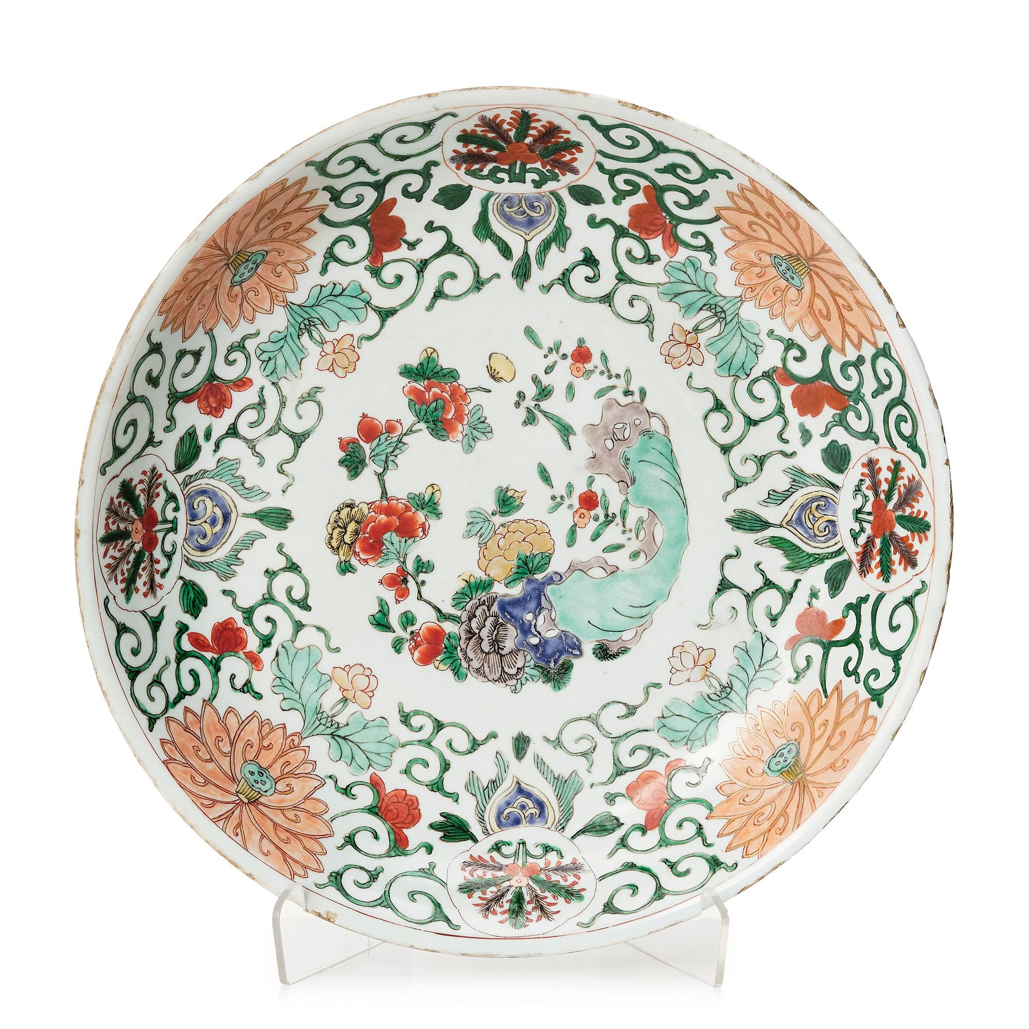 A large Chinese famille verte dish, Qing dynasty, Kangxi (1662-1722).