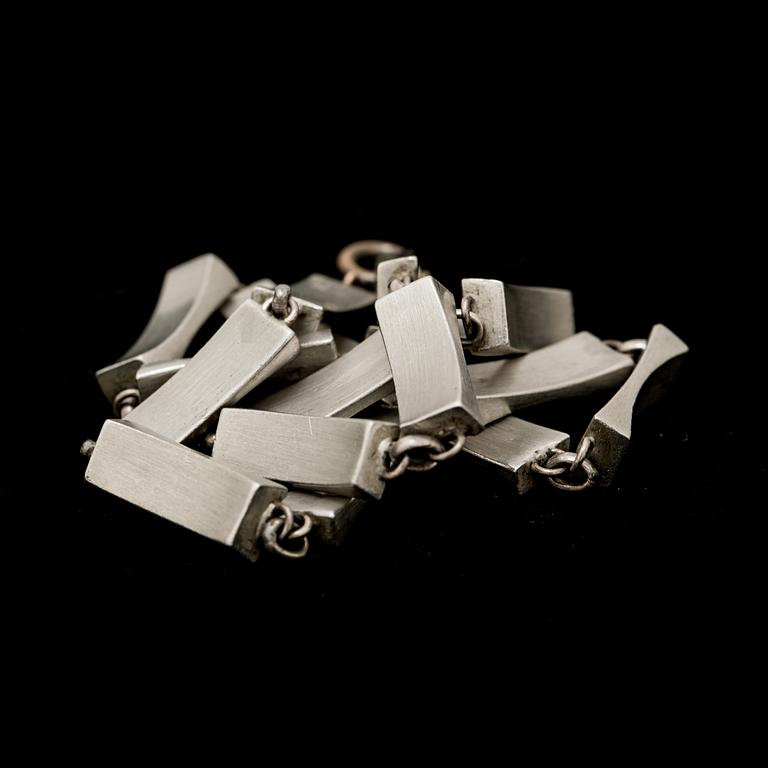 COLLIER, tenn. 1900-talets mitt. Vikt ca 45 gram.