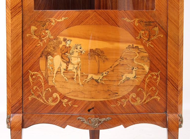 VITRINSKÅP, rokokostil, 1900-tal.