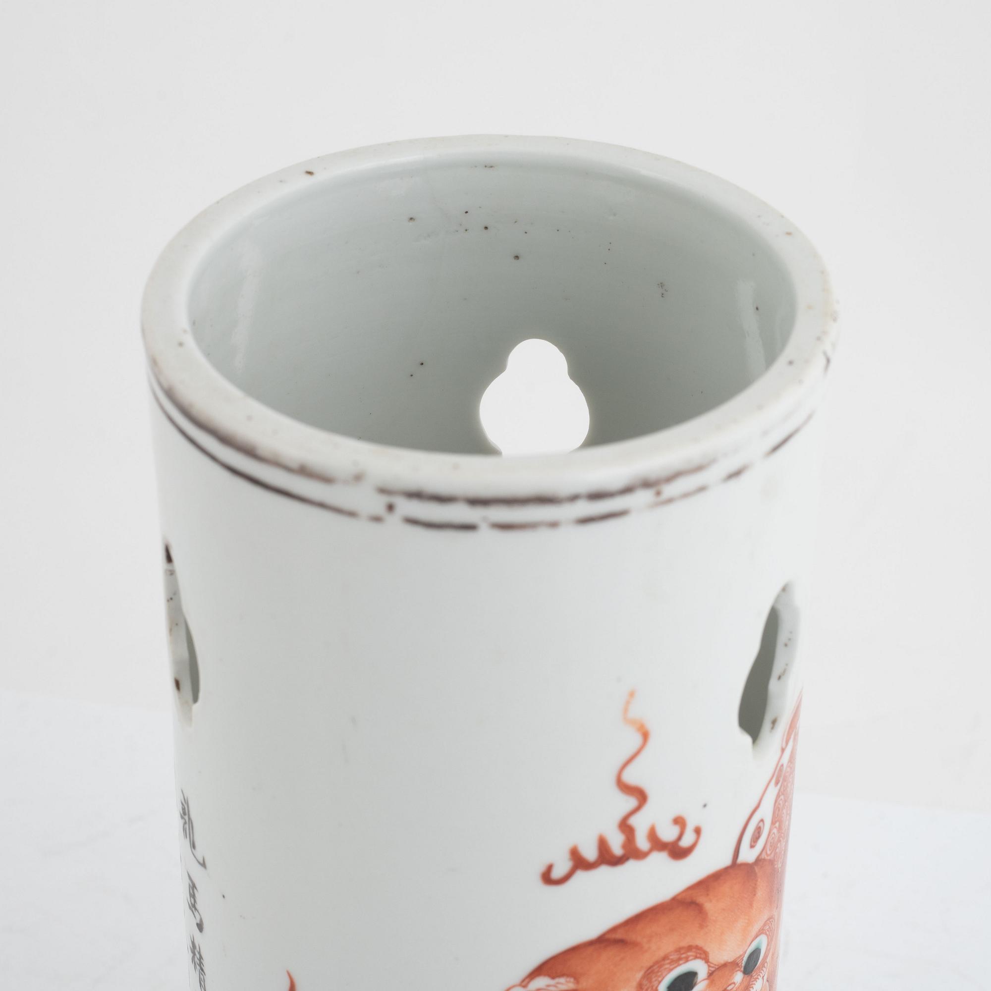 A Chinese porcelain hat stand, early 20th century.