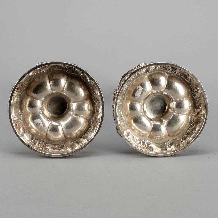 LJUSSTAKAR, ett par, silver, Svenska Guldsmedsbolaget H Jönsson, Eskilstuna, 1939. Tot Vikt ca 938 gram.