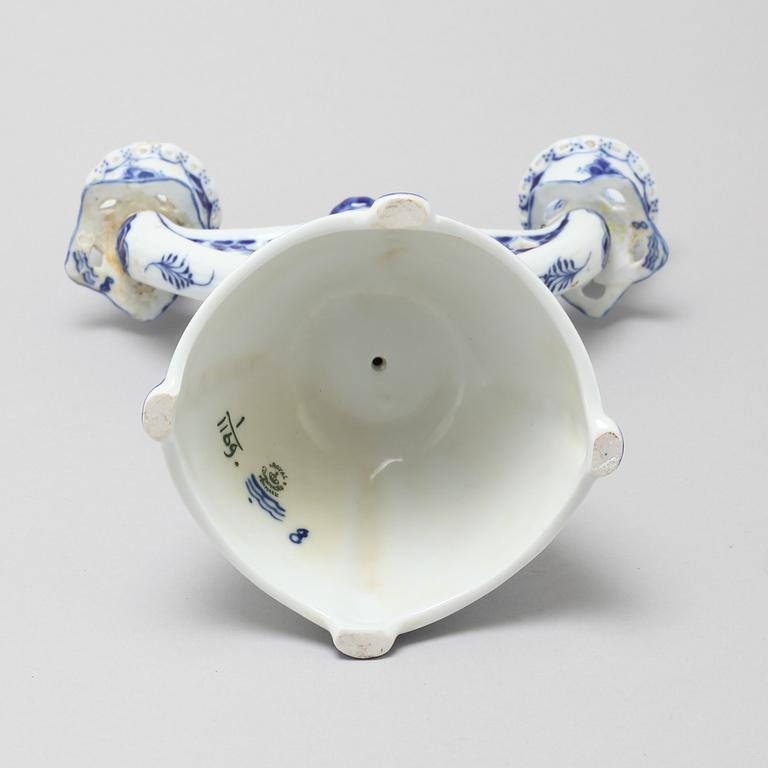 KANDELABER, porslin, dekor "Musselmalet", Royal Copenhagen, 1900-talets andra hälft.