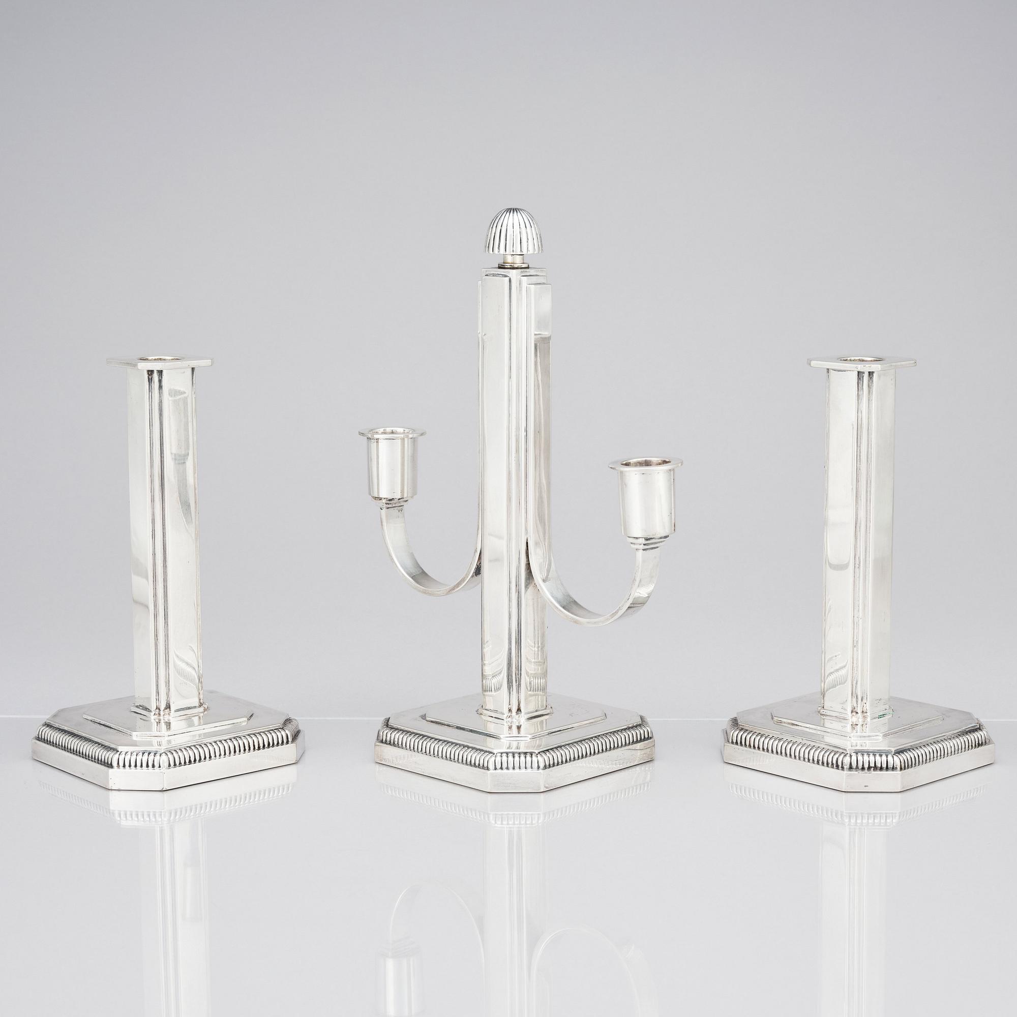 W.A. Bolin, garnityr, en kandelaber och ett par ljusstakar, Stockholm 1953, silver.