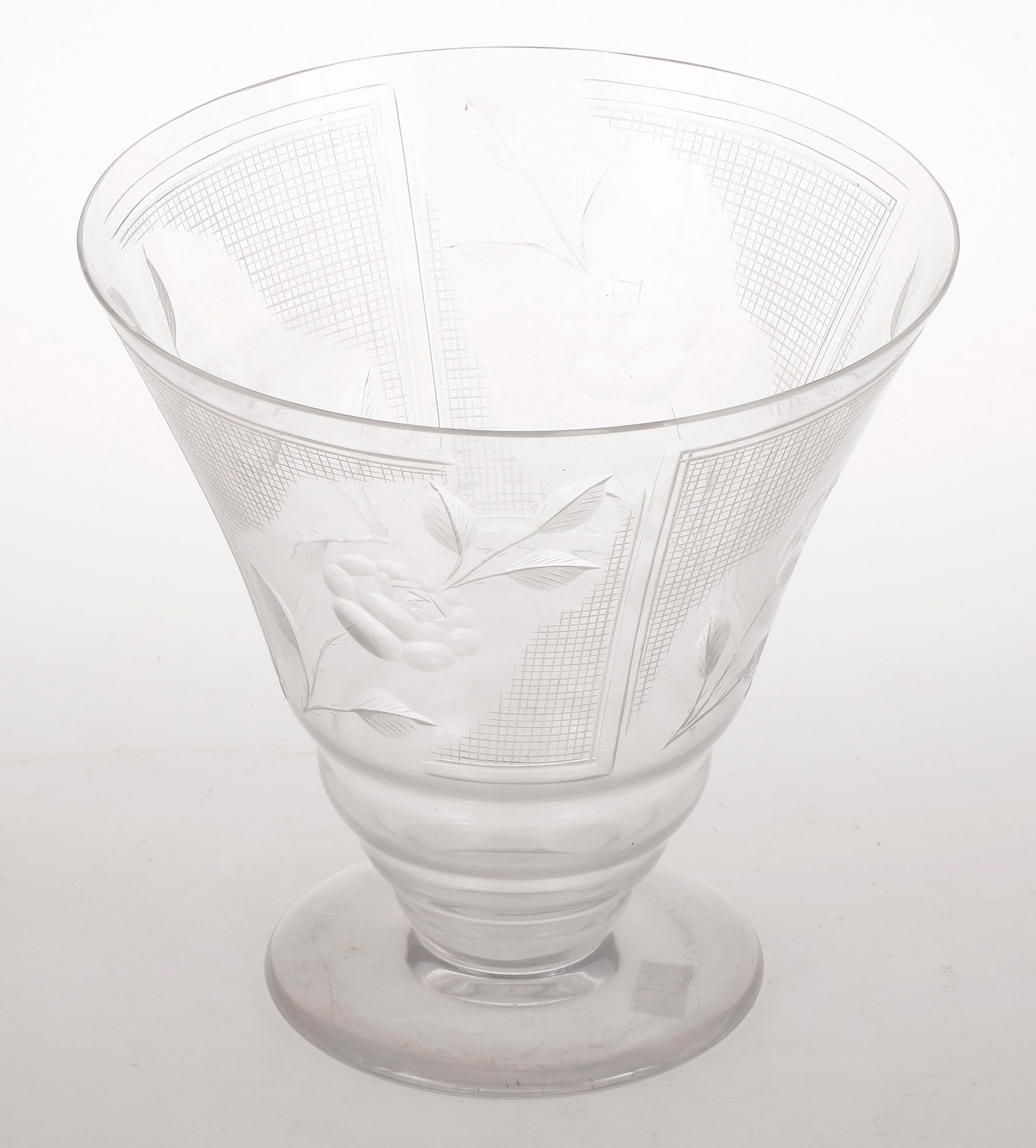 SKÅL PÅ FOT, 2 st olika, glas, 1900-talets första hälft.