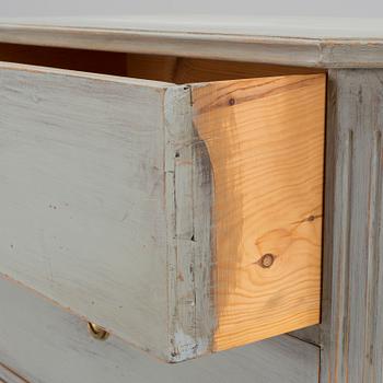 A 20th century Gustavian style chest of drawers.