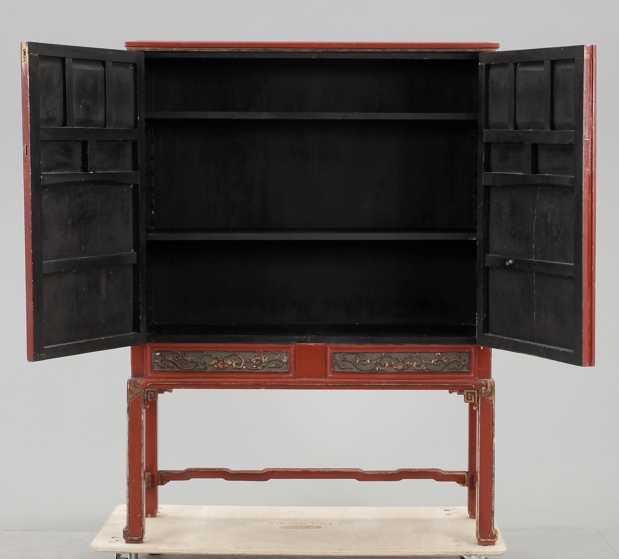 SKÅP, orientaliskt, 1900-tal.