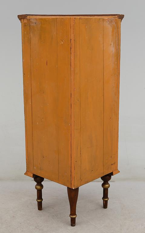 HÖRNSKÅP, allmoge, 1800-talets första hälft.