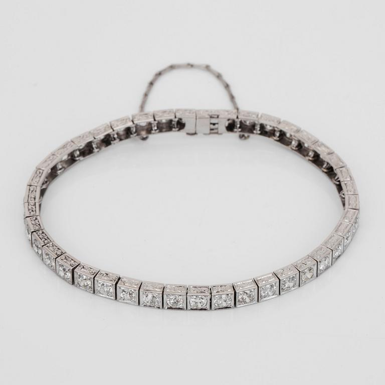 A old-cut diamond bracelet, circa 4.00 cts in total.