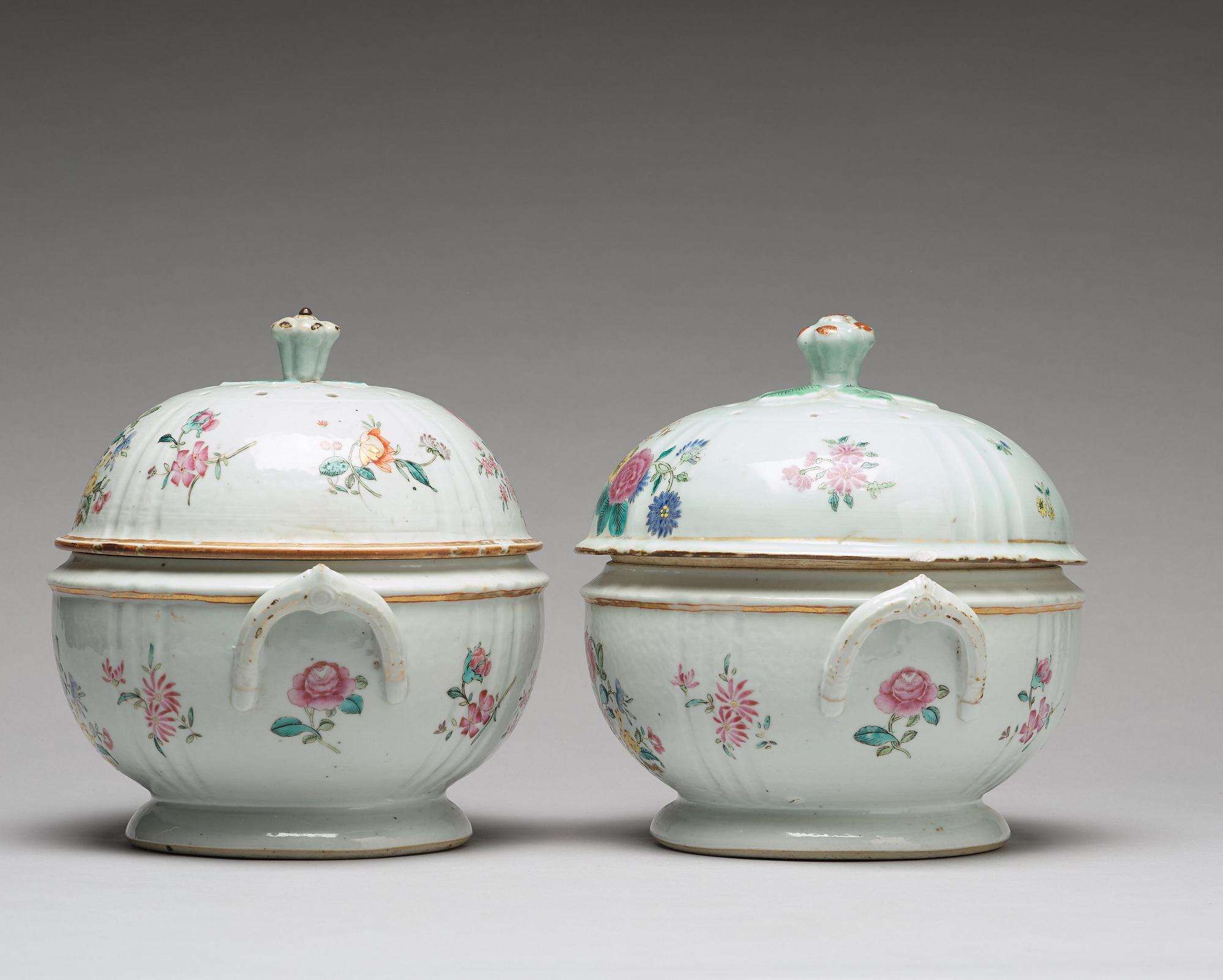 TERRINER med LOCK, ett par, kompaniporslin. Qingdynastin, Qianlong (1736-95).