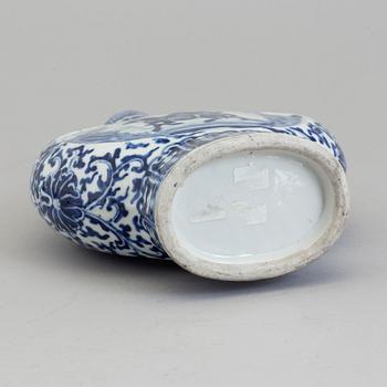 A blue and white porcelain moon flask, Qing dynasty, late 19th century.