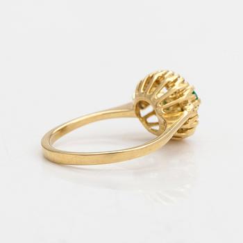 Sormus, 18K kultaa, smaragdi sekä briljanttihiottuja timantteja yht n 0.18 ct.
