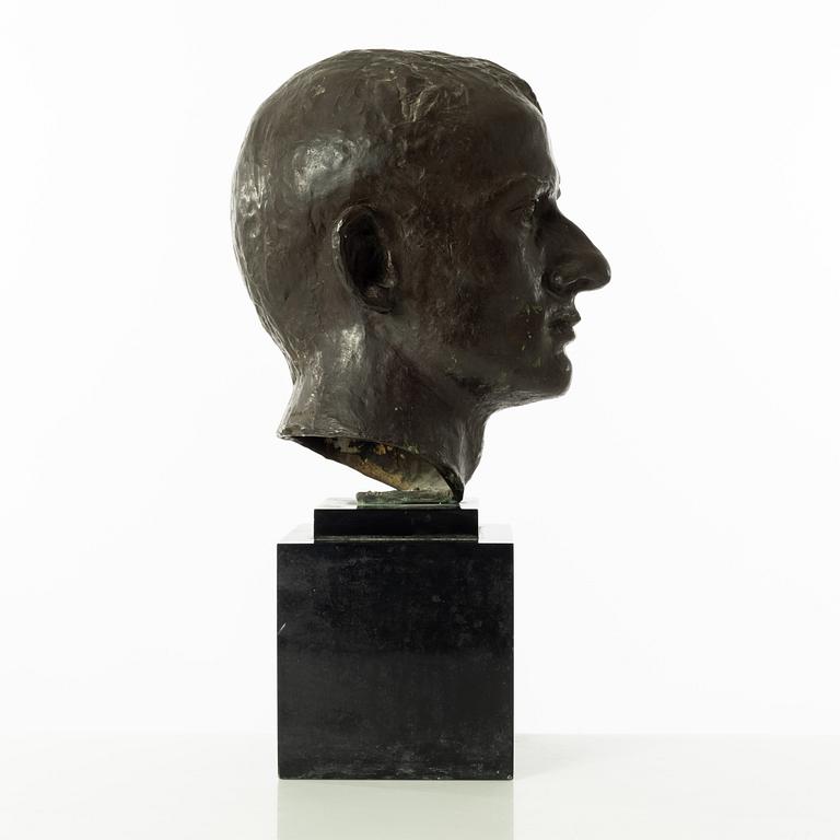 Gudmar Olovson, skulptur. Signerad. Numrerad. Gjutarstämpel. Brons, total höjd 44,5 cm, längd 24 cm.
