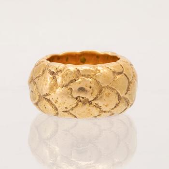 An 18K gold ring set with a pear-shaped emerald KEPPLER KERN.