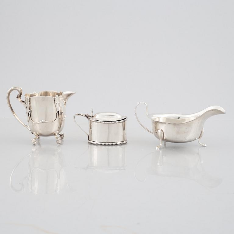 Seven pieces of English silver, different silver smiths, 1904-1936.
