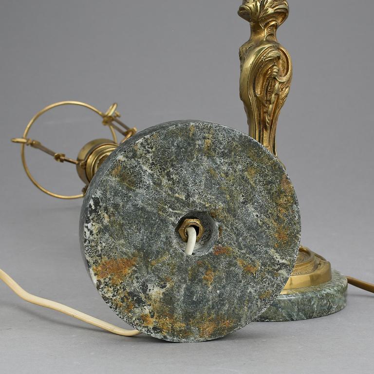 BORDSLAMPOR, ett par, mässing och grön sten, troligen marmor, 1900-talets mitt.