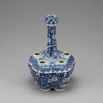 TULPANVAS, porslin, Kina, sen Qing. 1800-tal.