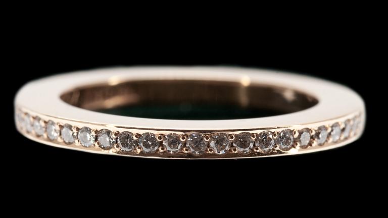 RING, alliansring. "Hand", modell "Line", 18 k.  23 briljantslipade diamanter 0,24 ctv enligt gravyr. Vikt ca 6g.