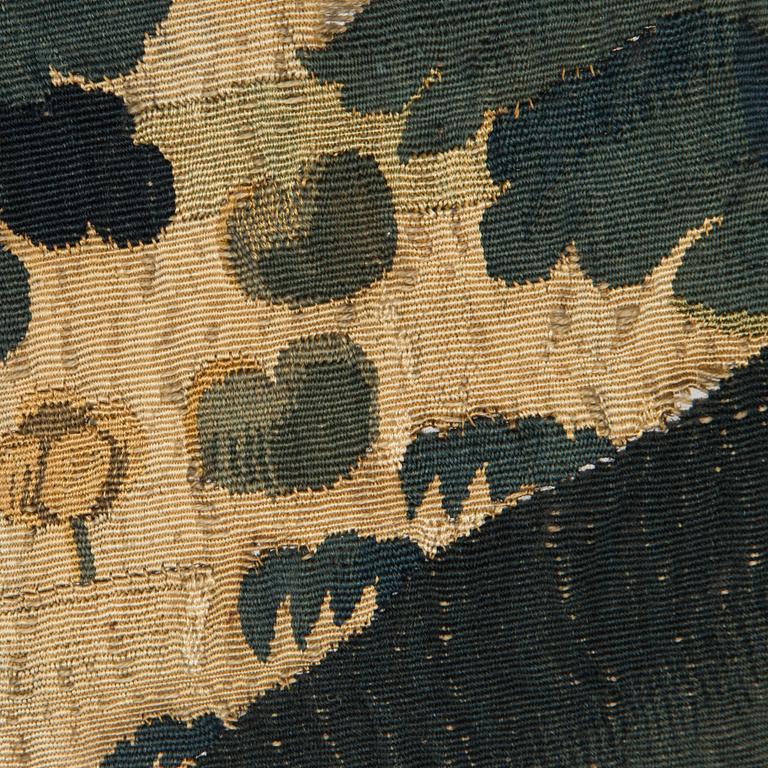 A FRAGMENT O A TAPESTRY. Tapestry weave. Verdure. Around 97 x 166 cm . Flanders,  the fist half of the 18th century.