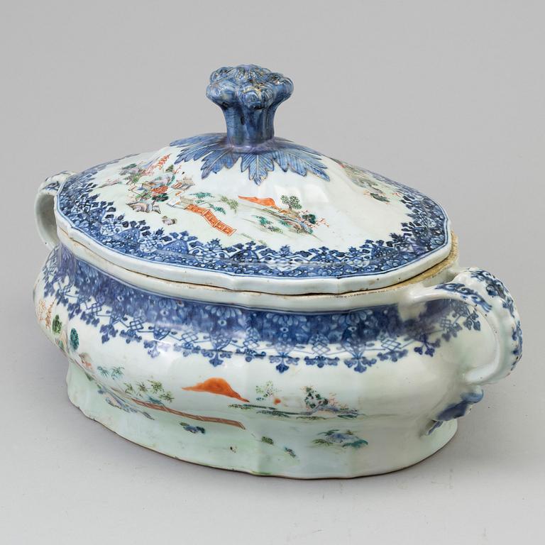 A wonderful Chinese blue and white with famille rose tureen with cover, Qing dynasty, early 18th century.