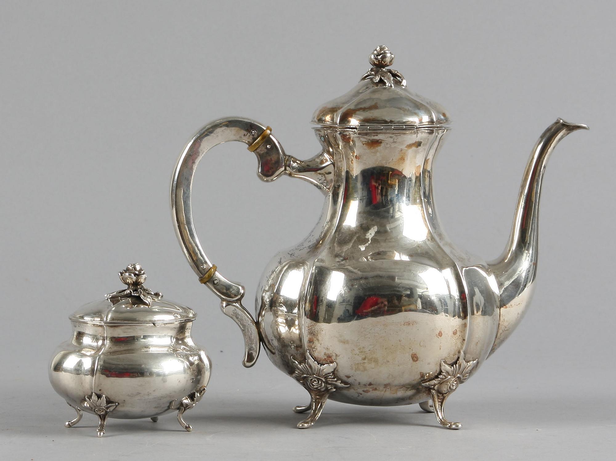 KAFFESERVIS, 2 delar, silver, rokokostil, svenska importstämplar, 1900-tal. Vikt c:a 700 + 180 g.