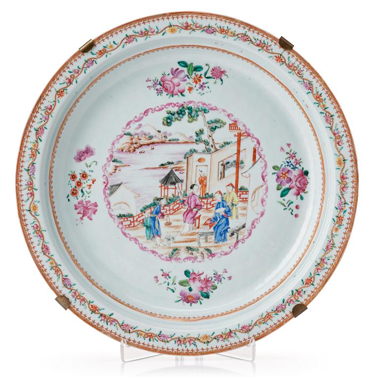 A large famille rose serving dish, Qing dynasty, Qianlong (1736-95).