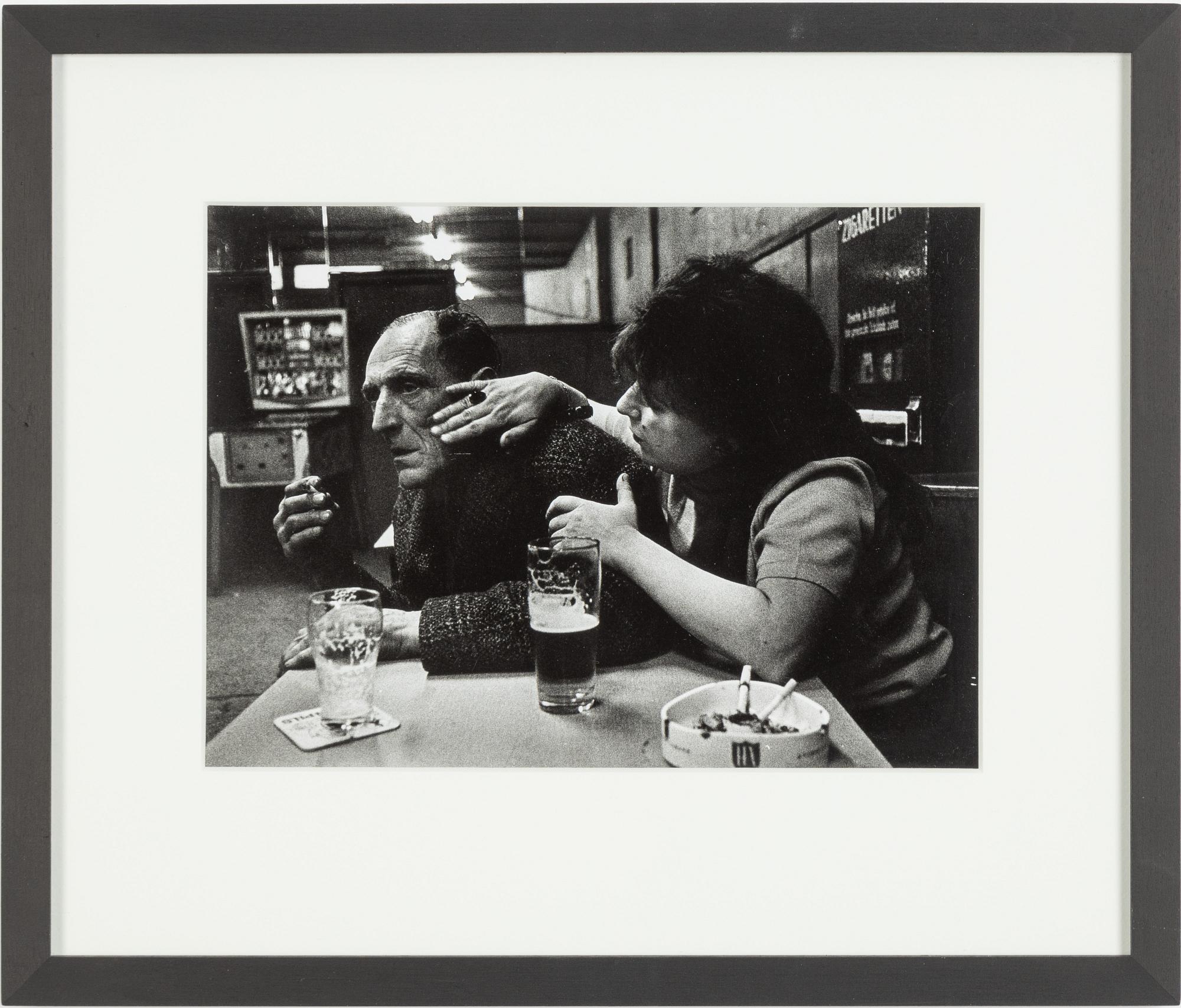 Anders Petersen, "Gertrud med en kund" ur "Café Lehmitz" samt bok "Café Lehmitz", Stockholm, 1982.