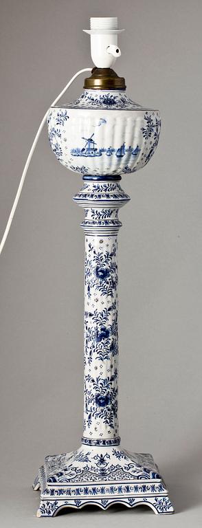 BORDSLAMPA. Fajans. Trol. Holland. 1900-talets början.