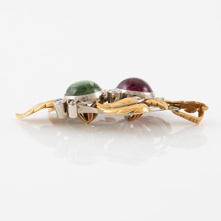 A pendant in 18K gold with cabochon-cut tourmalines.