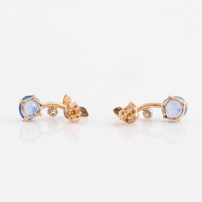 Örhängen med safirer och briljantslipade diamanter.