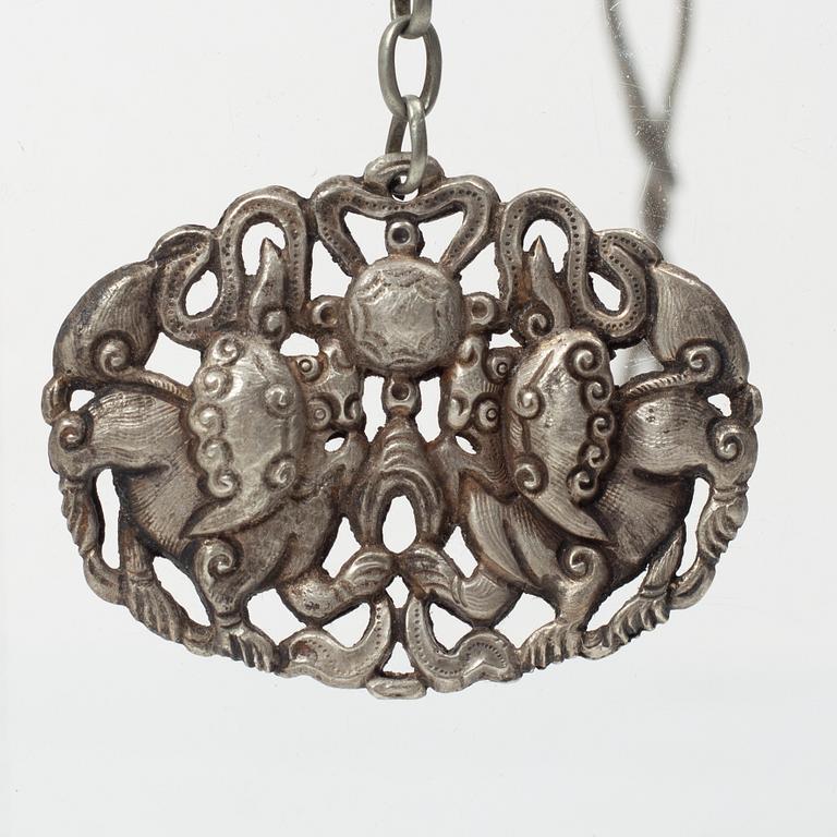 Amuletter, fyra stycken, vitmetall samt fyra hårsmycken delvis i silver, Kina, 1900-tal.