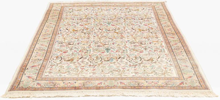A Tabriz carpet, 270 x 180 cm.