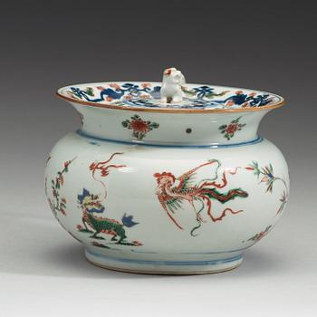 A porcelain chamber pot and cover, Qing dynasty, early 18th Century.