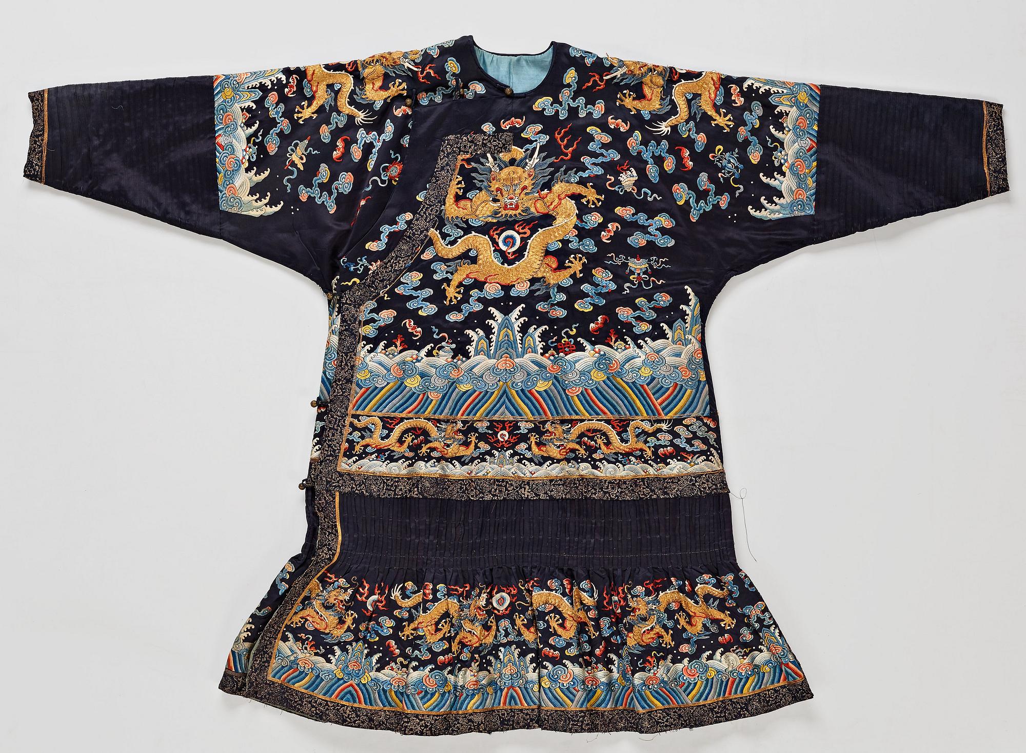 A Chinese robe, embroidered silk. Qing dynasty (1644–1911).