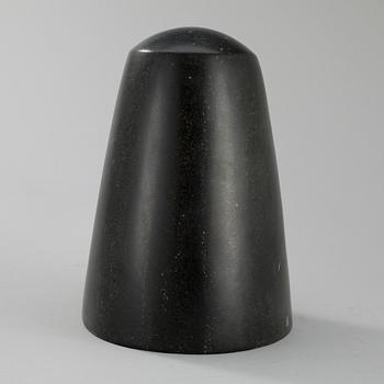 OKÄND KONSTNÄR, skulptur, bowenit, mässing, monogramsignering, 1980-tal.