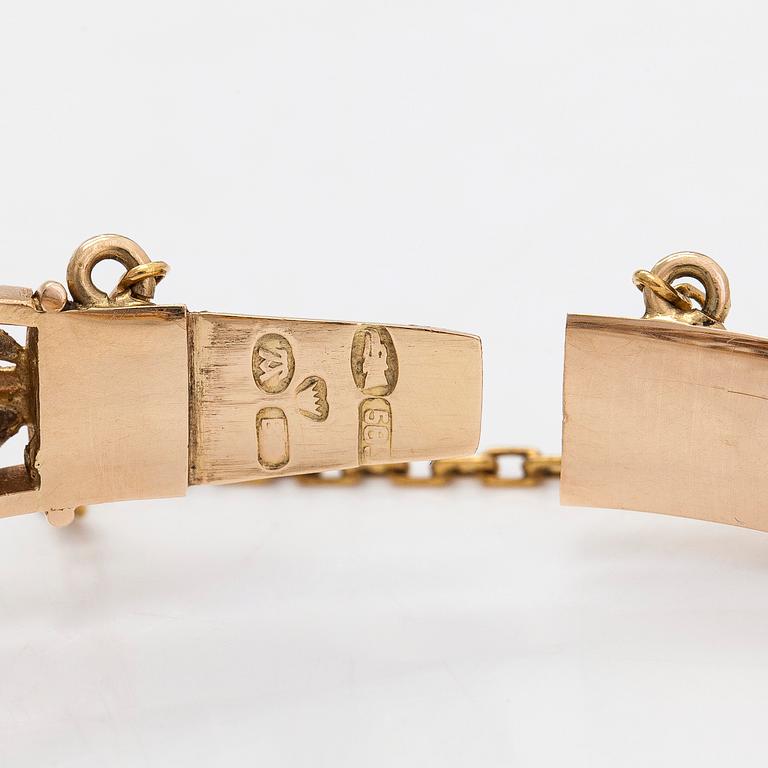 An 14K gold bangle with a synthetic spinel, Auran Kultaseppä, Turku.