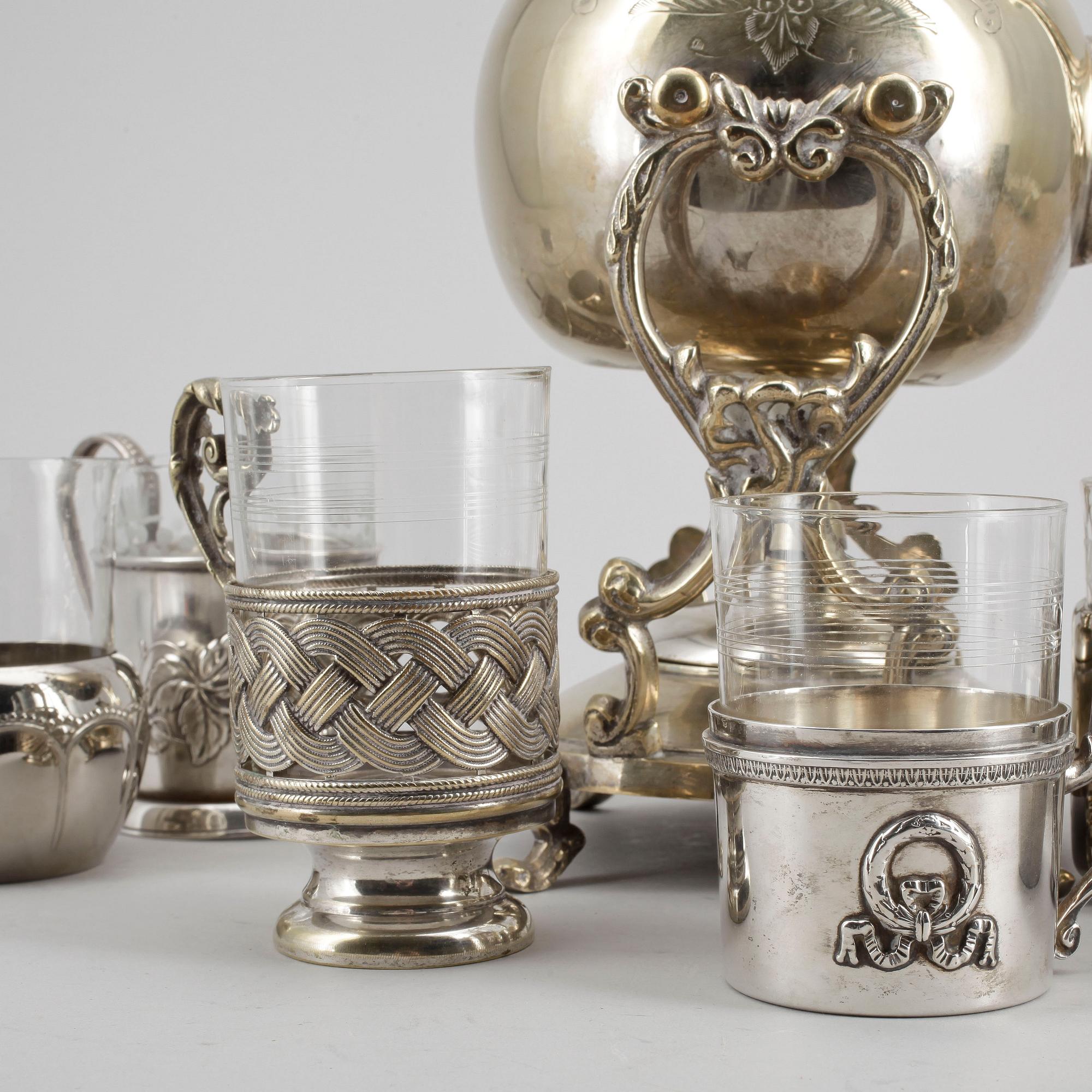 TEKANNA på RECHAUD samt KOPPAR, 8 st, metall och glas, 1900-tal.