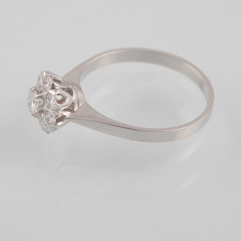 RING, 18K vitguld med 9 briljantslipade diamanter 0,58  Lennart Magnusson, Göteborg,1979. Vikt 3,6 gram.