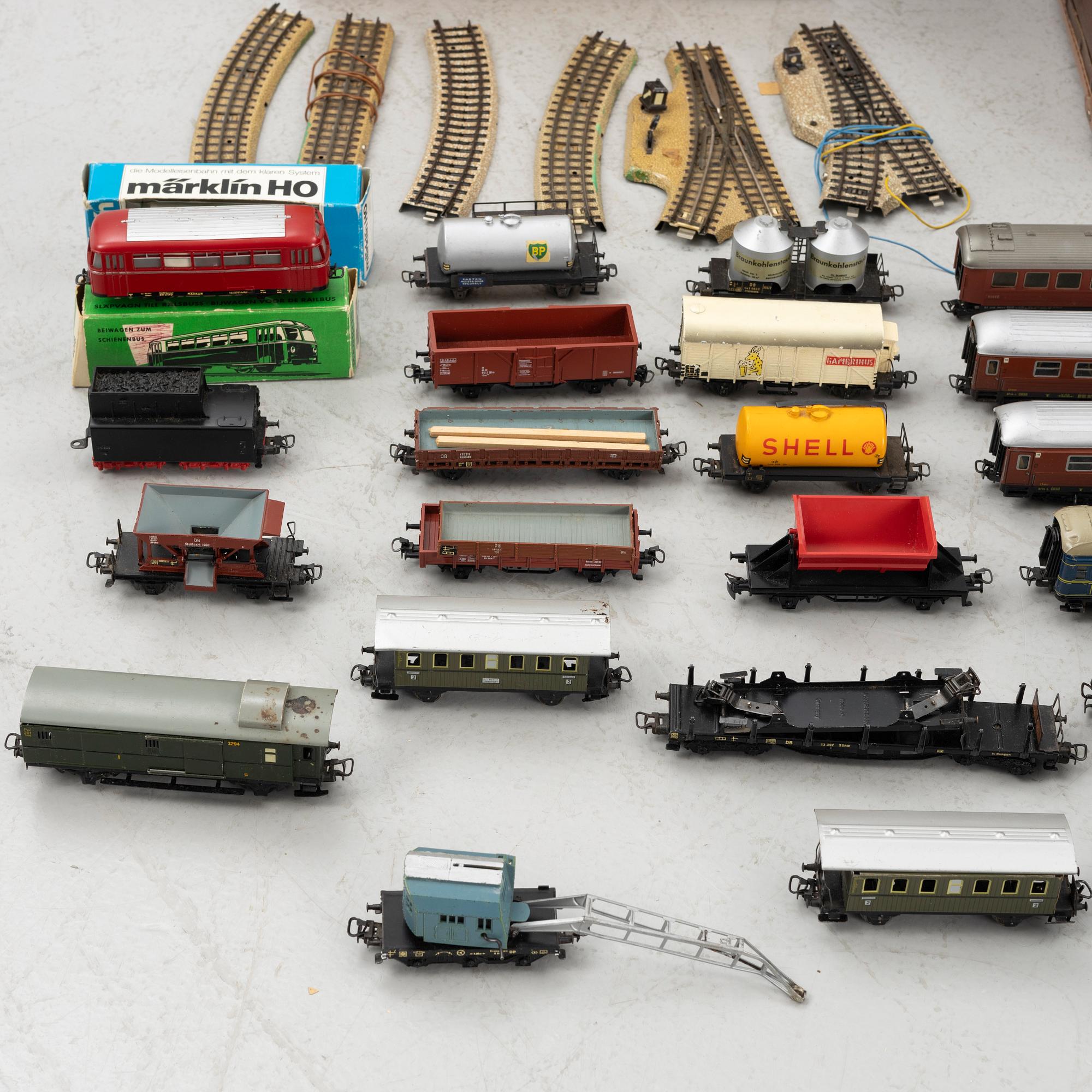 Märklin, bland annat, samling med lok, vagnar och tillbehör, 1950-60-tal.