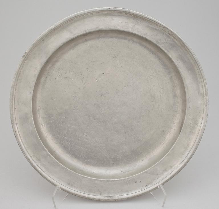 FAT, tenn, Johan Hagman, verksam 1743-1781 i Uppsala.