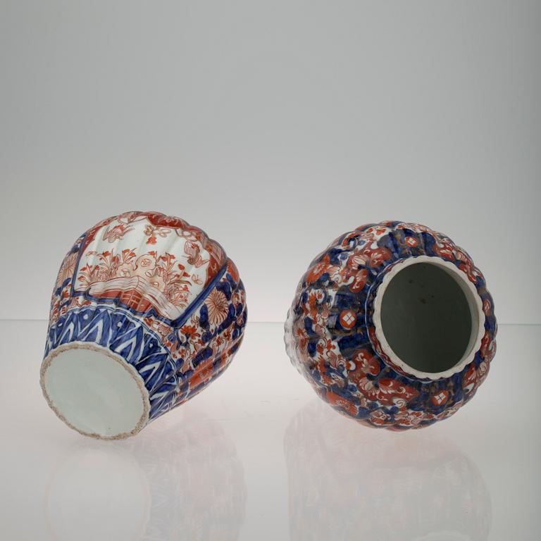 LOCKURNOR, ett par, samt VAS, porslin, imari, Kina/Japan 1800-talets slut.