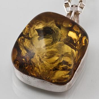 HÄNGE, sterlingsilver med bärnsten. Vikt 71,8 gram.