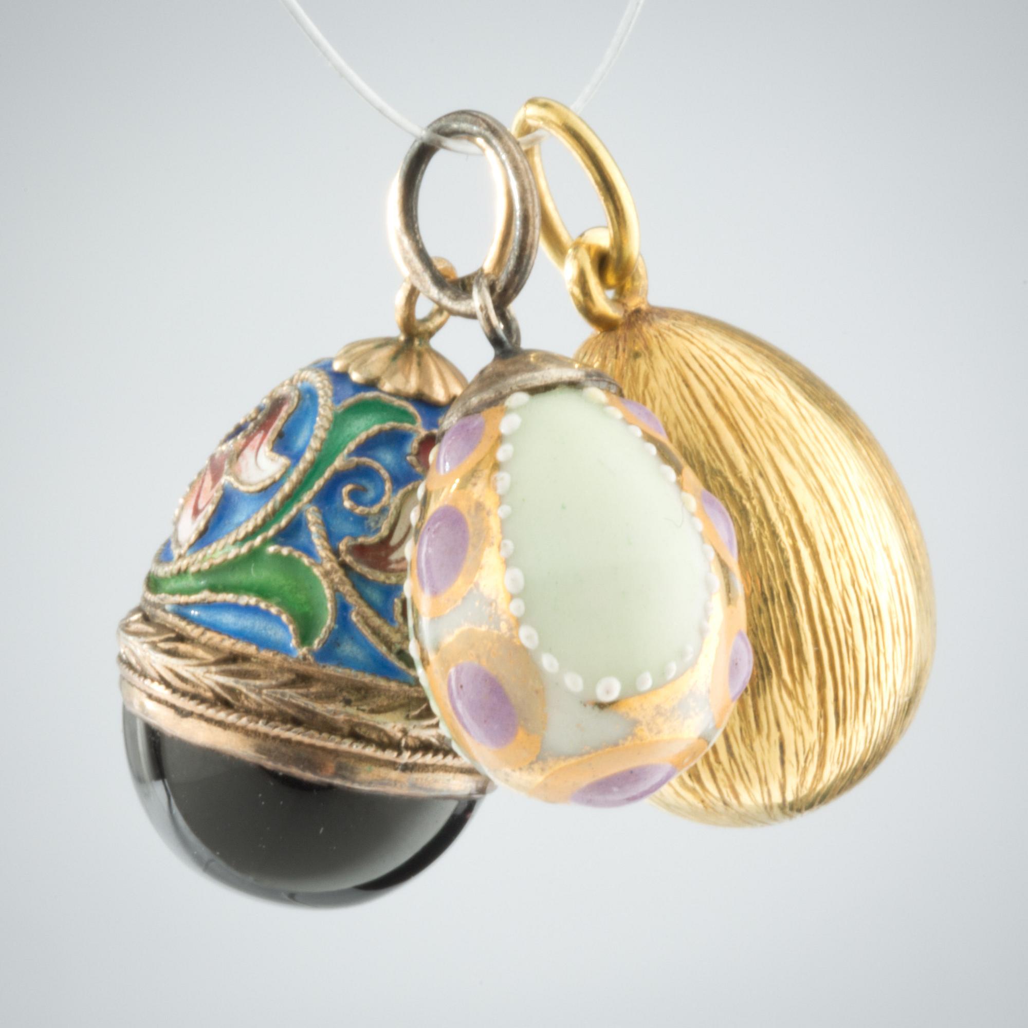 HÄNGE, 3 st, 18 k guld, silver, safirer samt emalj, ägg. Totalvikt ca 13g.