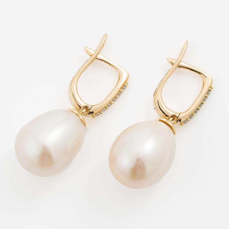 Earrings in 18K gold with cultured freshwater pearls and brilliant-cut diamonds.