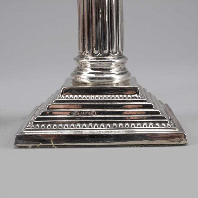 LJUSSTAKAR, ett par, silver, Birmingham, England, omkring år 1900. Fylld fot.